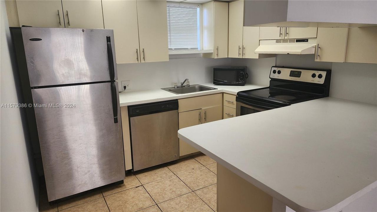 Active With Contract: $1,980 (1 beds, 1 baths, 710 Square Feet)