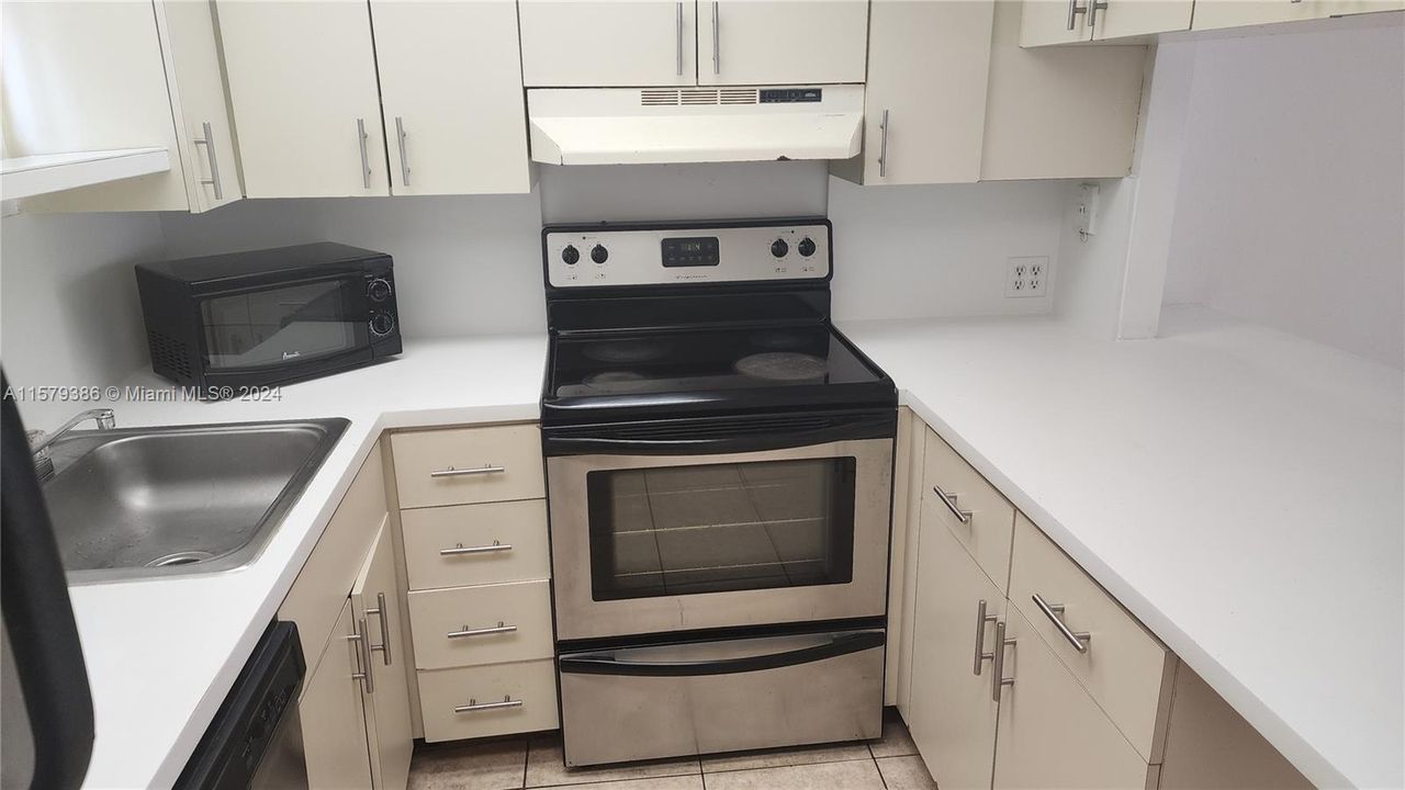 Active With Contract: $1,980 (1 beds, 1 baths, 710 Square Feet)