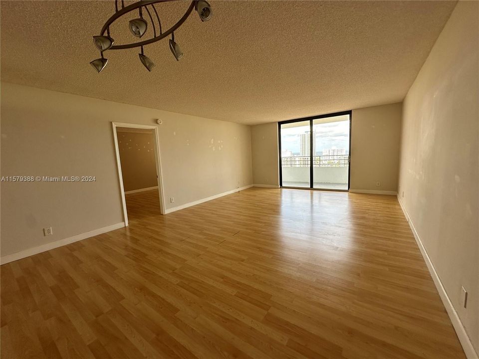 For Sale: $295,000 (1 beds, 1 baths, 950 Square Feet)