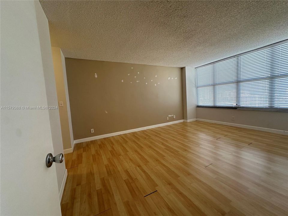 For Sale: $295,000 (1 beds, 1 baths, 950 Square Feet)