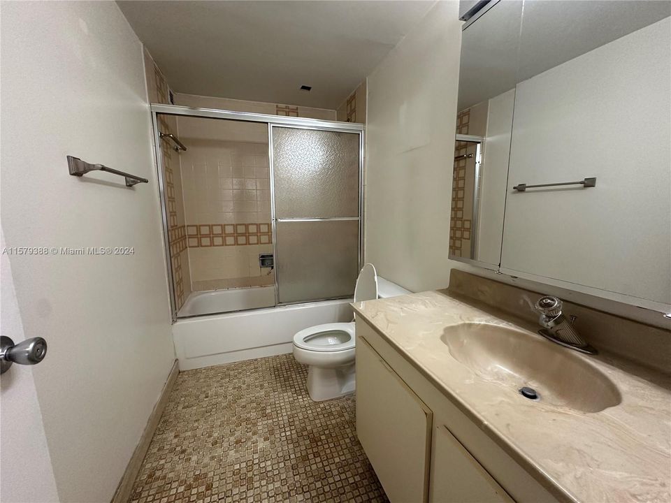 待售: $295,000 (1 贝兹, 1 浴室, 950 平方英尺)