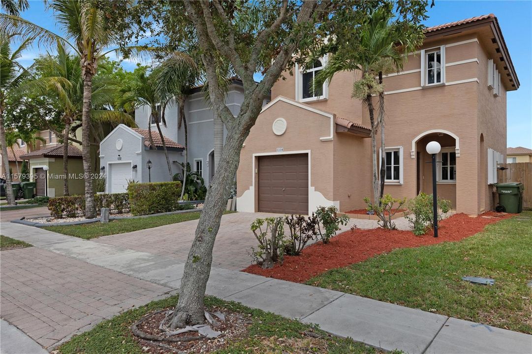 Active With Contract: $454,900 (3 beds, 2 baths, 1507 Square Feet)
