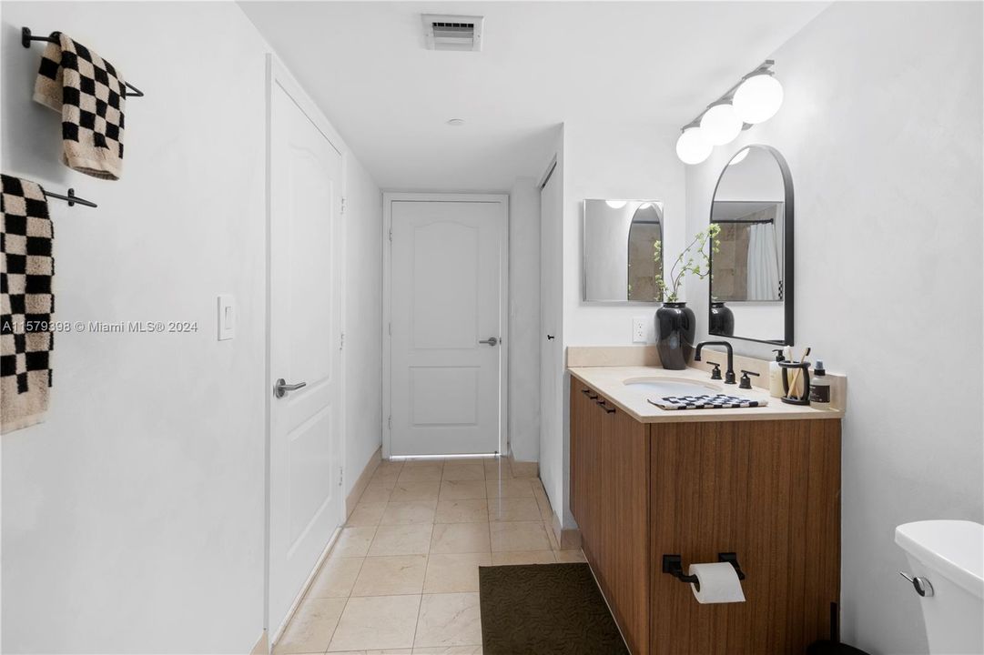 Active With Contract: $3,200 (1 beds, 1 baths, 791 Square Feet)