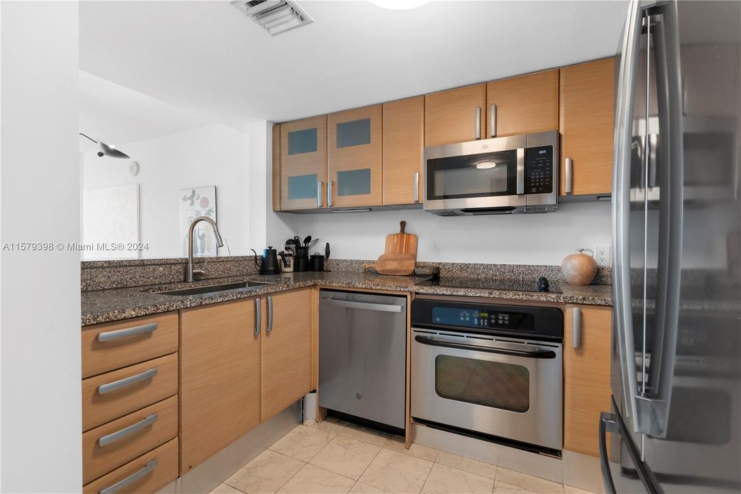 Active With Contract: $3,200 (1 beds, 1 baths, 791 Square Feet)