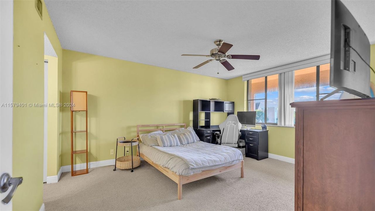 For Sale: $285,000 (2 beds, 2 baths, 1091 Square Feet)