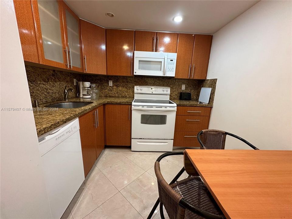 For Rent: $2,300 (1 beds, 1 baths, 725 Square Feet)