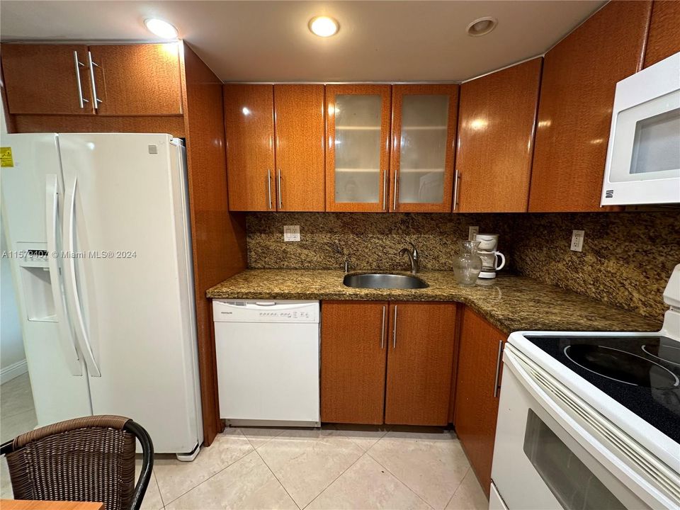 For Rent: $2,400 (1 beds, 1 baths, 725 Square Feet)