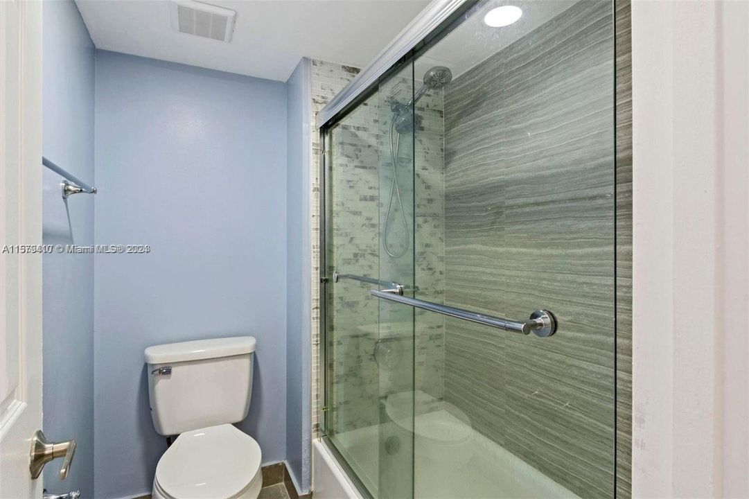 合同活跃: $2,600 (2 贝兹, 2 浴室, 1220 平方英尺)