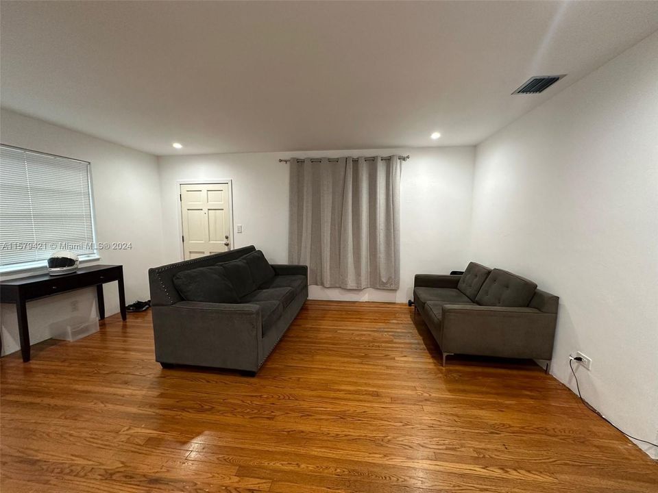 For Sale: $540,000 (2 beds, 1 baths, 900 Square Feet)