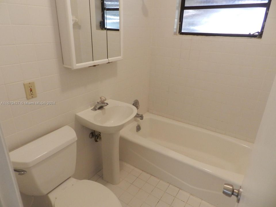 For Rent: $2,550 (2 beds, 1 baths, 1200 Square Feet)