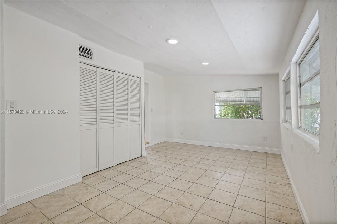 Active With Contract: $3,250 (3 beds, 2 baths, 1225 Square Feet)
