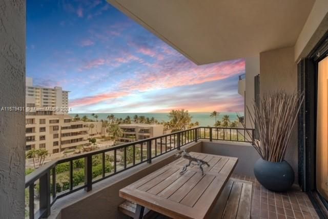 Active With Contract: $1,350,000 (2 beds, 2 baths, 1541 Square Feet)