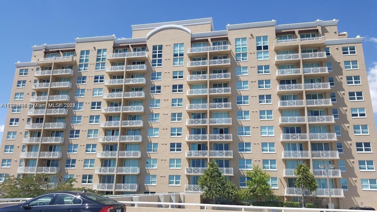 Active With Contract: $2,200 (1 beds, 1 baths, 779 Square Feet)