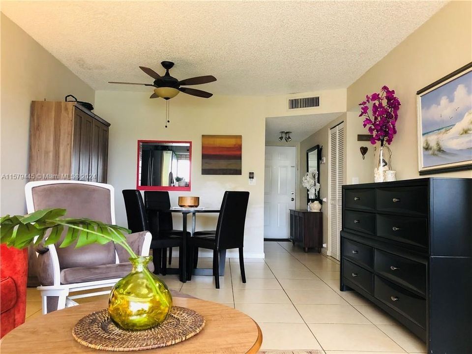 For Rent: $2,100 (2 beds, 2 baths, 941 Square Feet)