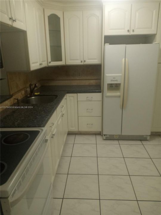 For Rent: $1,700 (1 beds, 1 baths, 898 Square Feet)
