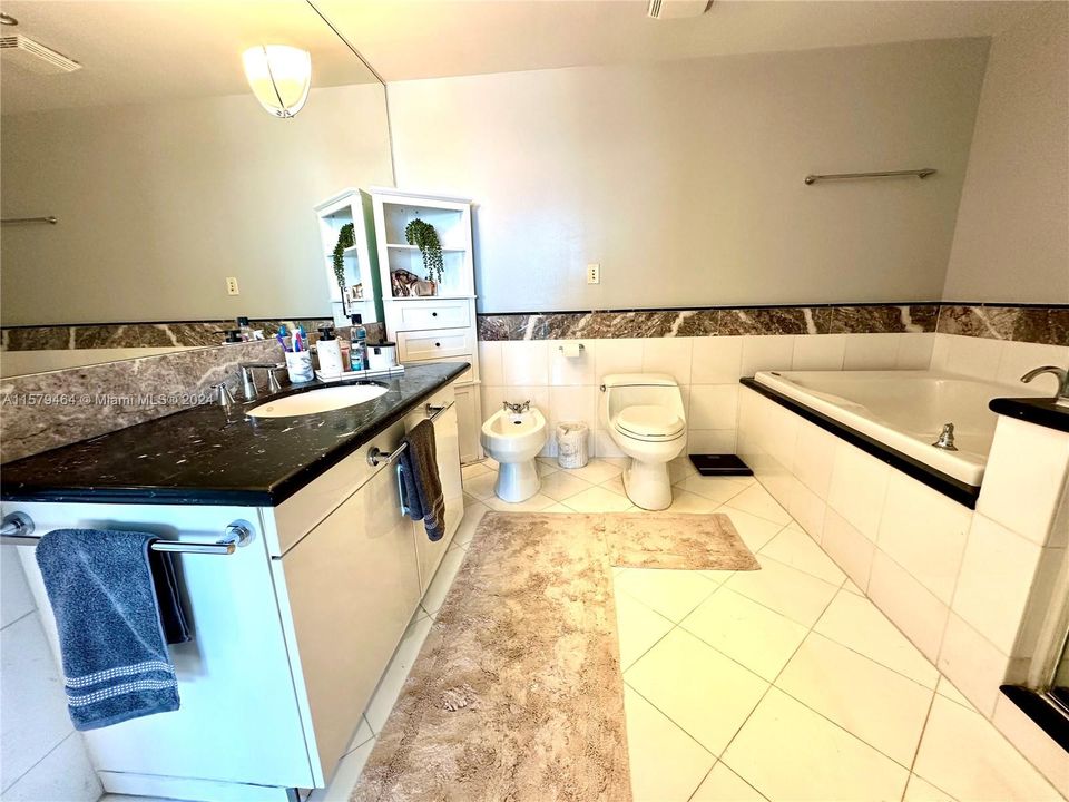 For Rent: $5,000 (1 beds, 1 baths, 779 Square Feet)