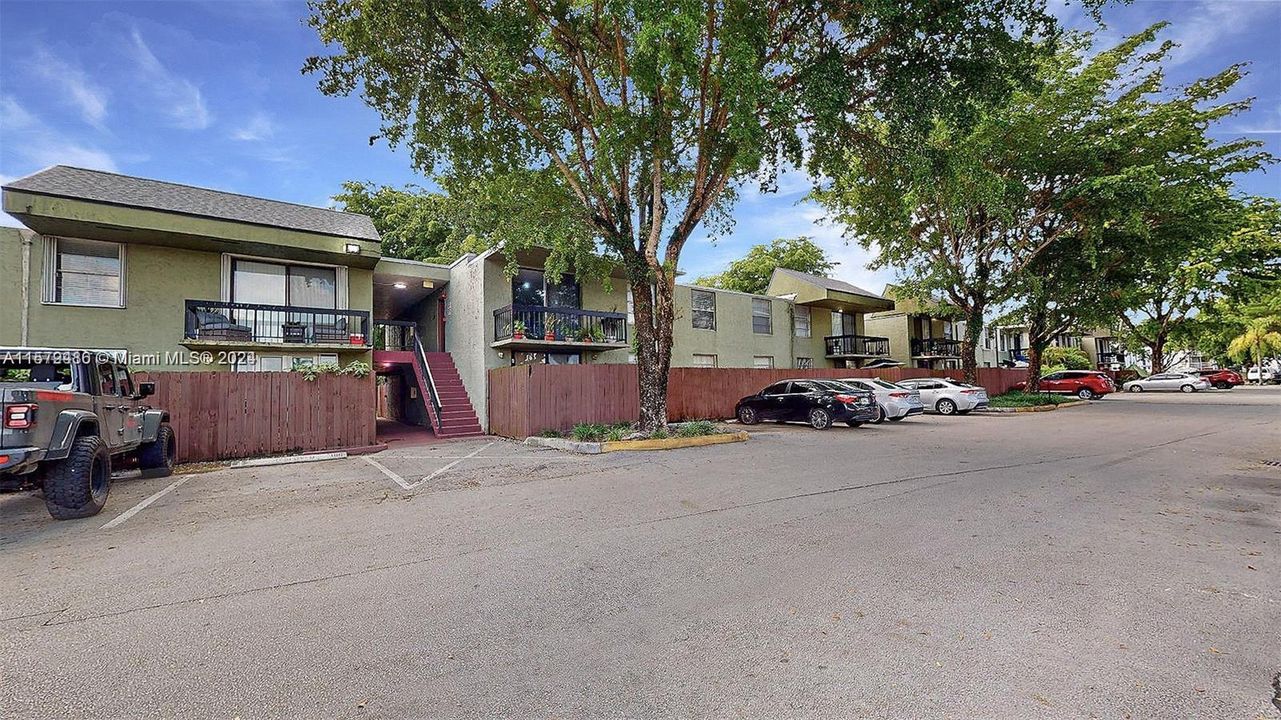 Active With Contract: $1,900 (1 beds, 1 baths, 703 Square Feet)