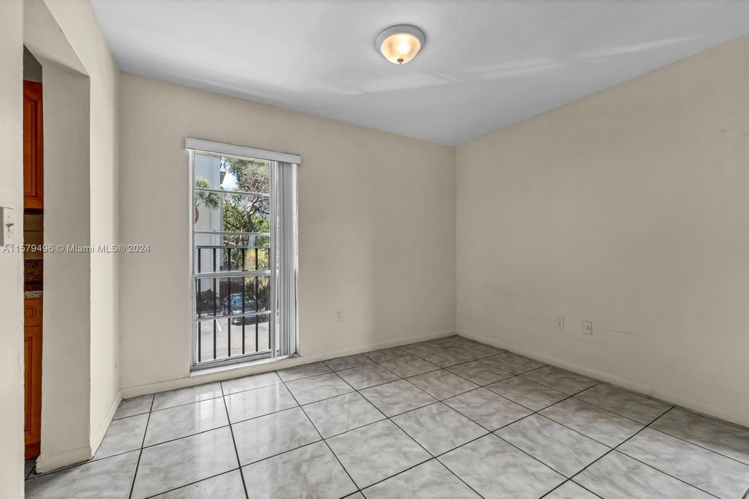 For Sale: $367,999 (2 beds, 1 baths, 1057 Square Feet)