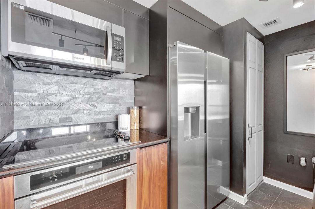 For Sale: $525,000 (1 beds, 1 baths, 700 Square Feet)