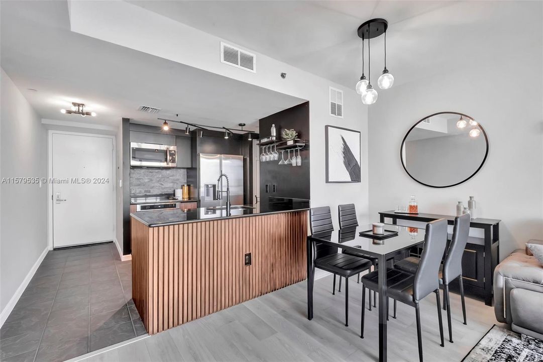 For Sale: $539,000 (1 beds, 1 baths, 700 Square Feet)