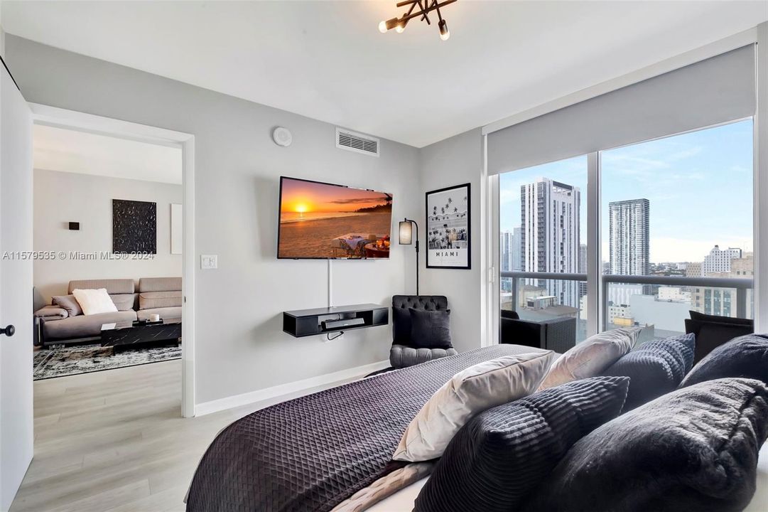 For Sale: $525,000 (1 beds, 1 baths, 700 Square Feet)