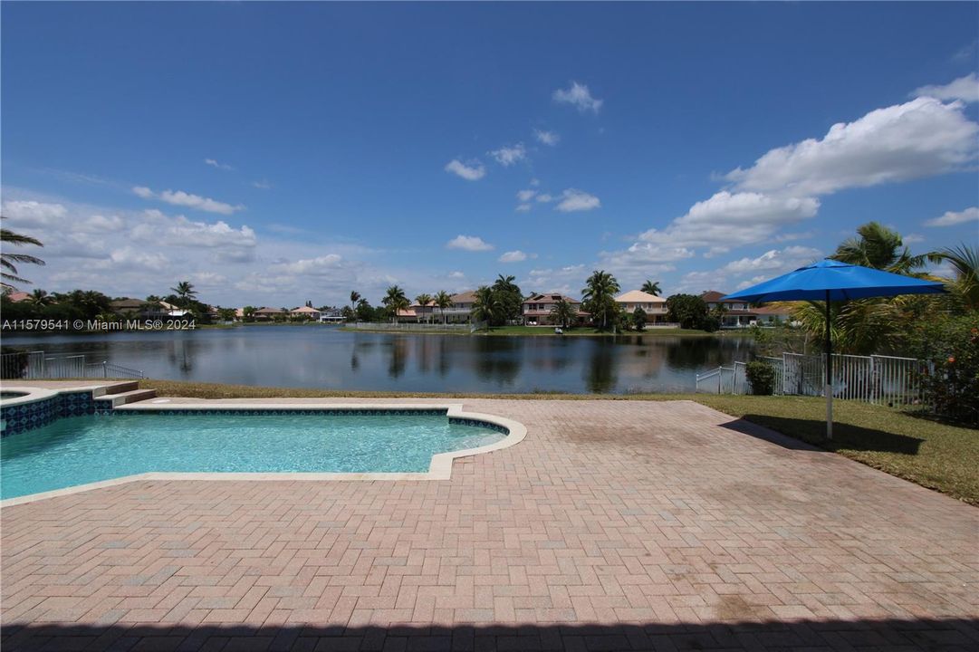 POOL/DECK/EXPANSIVE LAKE VIEWS