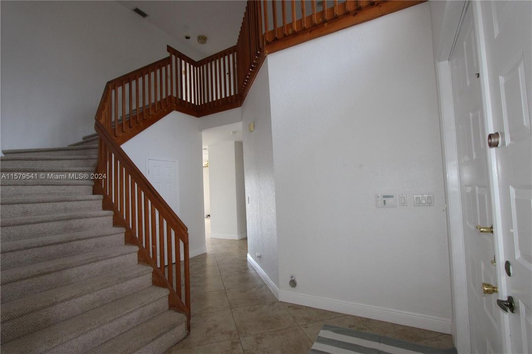 EXTRA WIDE ELEGANT STAIRCASE