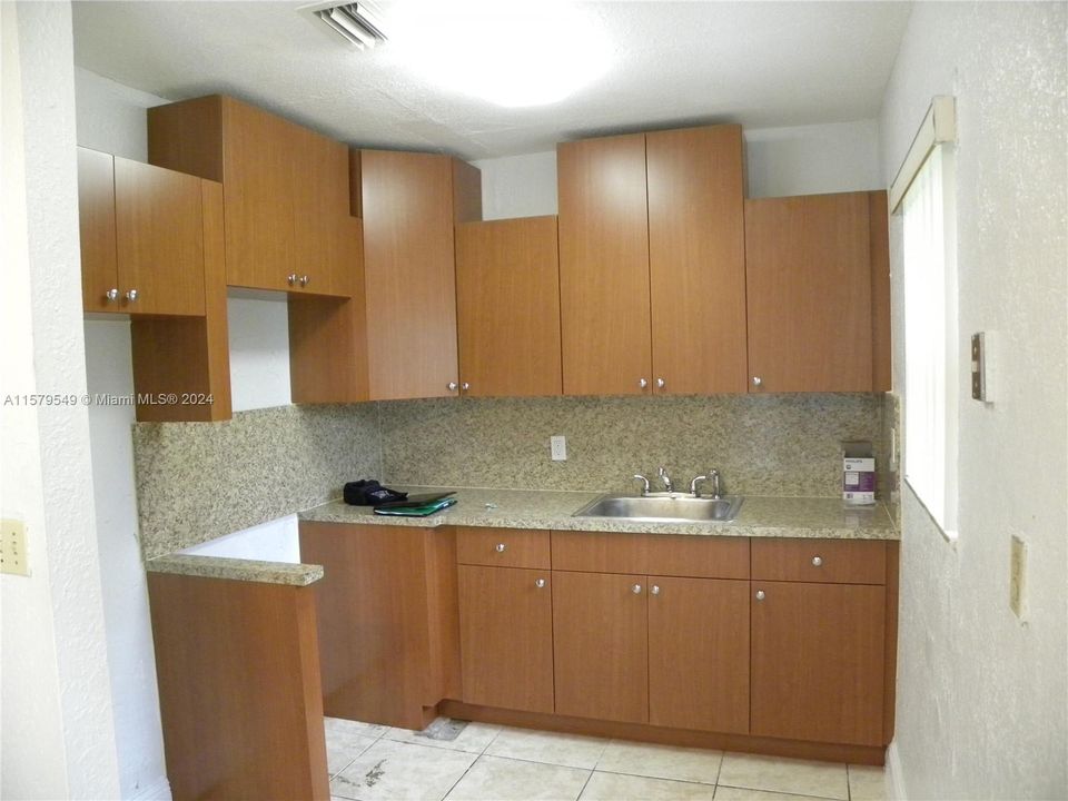 For Rent: $2,500 (3 beds, 1 baths, 834 Square Feet)