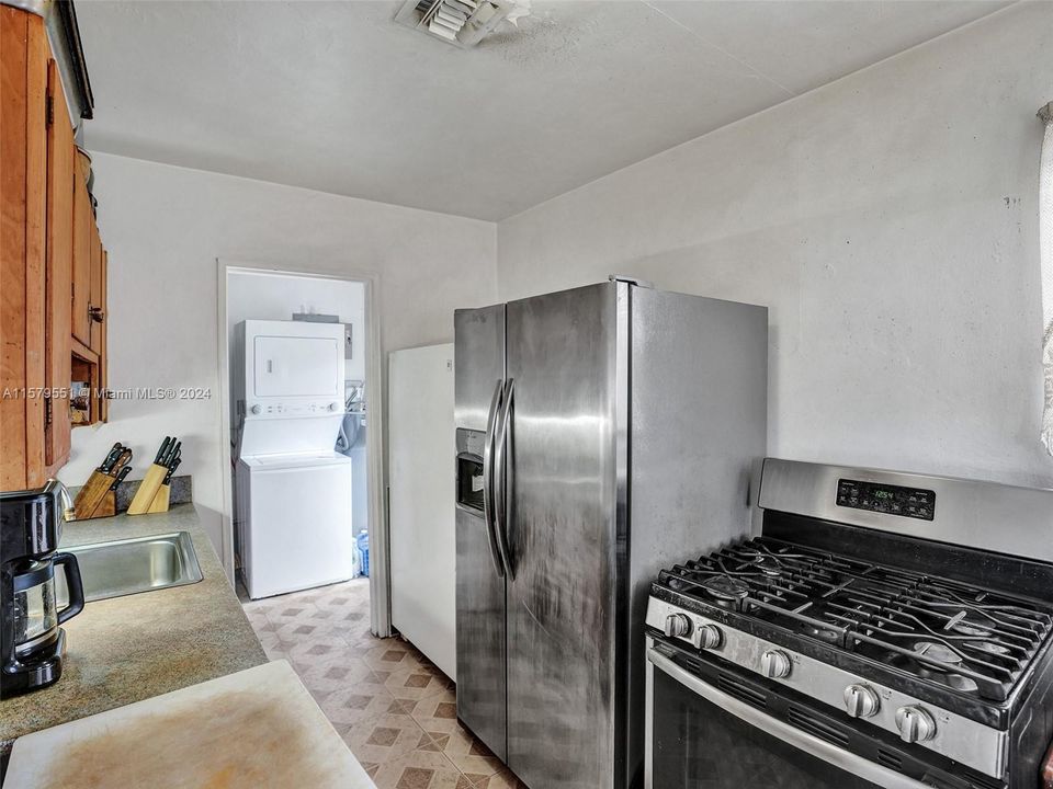 Active With Contract: $375,000 (2 beds, 1 baths, 920 Square Feet)