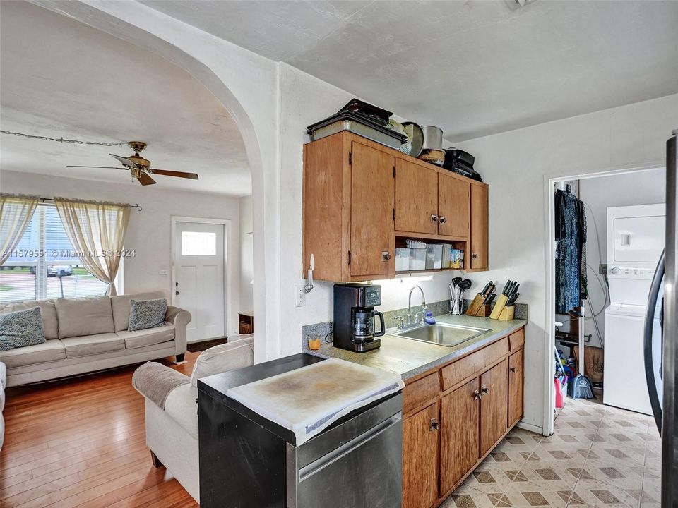 Active With Contract: $375,000 (2 beds, 1 baths, 920 Square Feet)