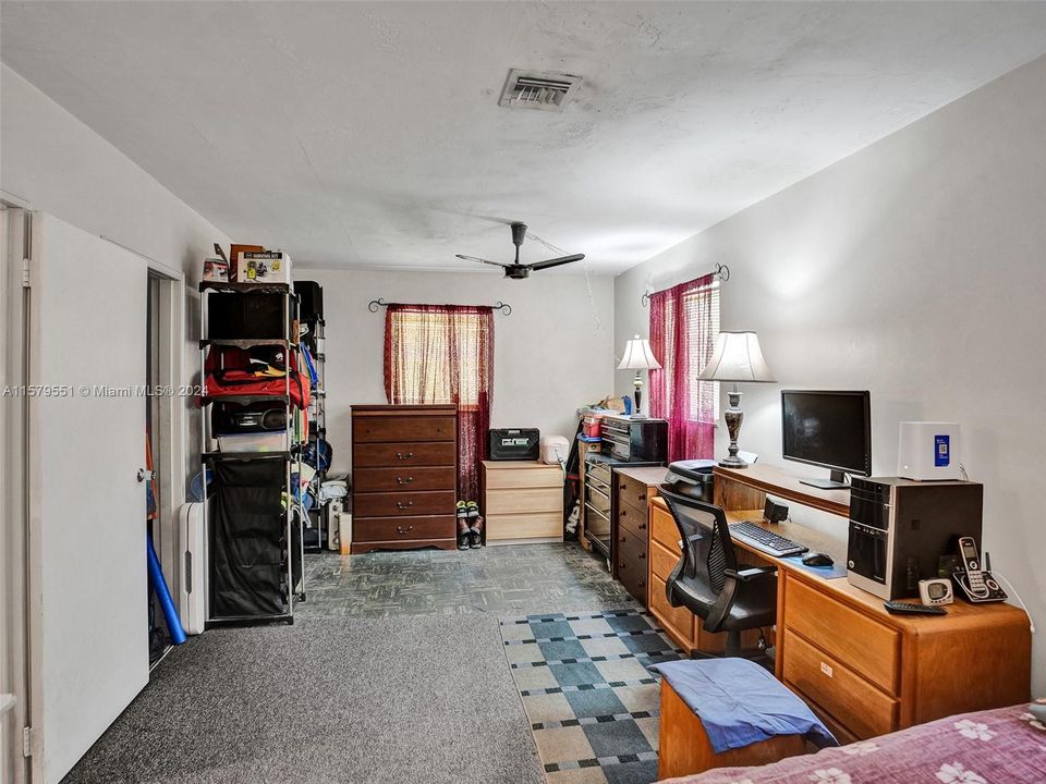 Active With Contract: $375,000 (2 beds, 1 baths, 920 Square Feet)