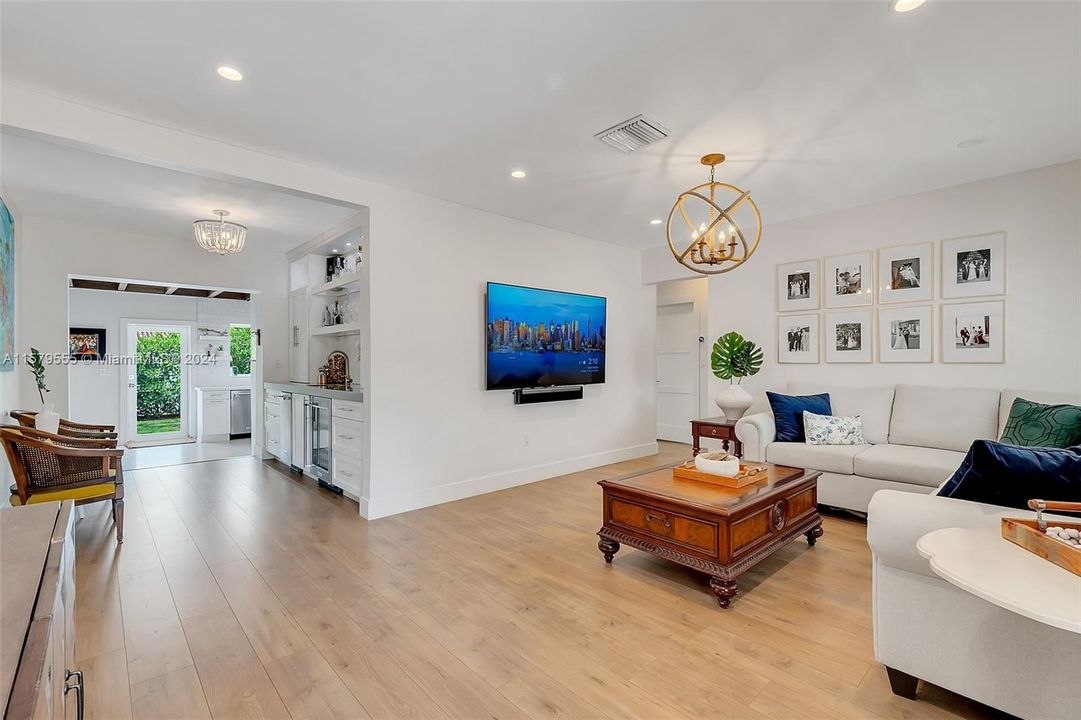 Recently Sold: $995,000 (3 beds, 2 baths, 1726 Square Feet)