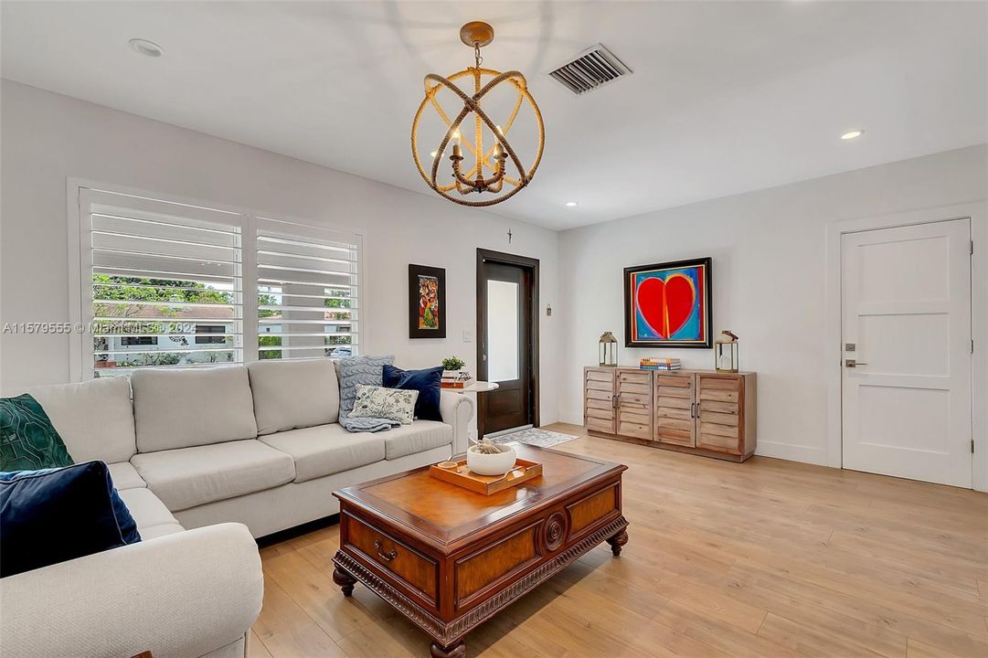 Recently Sold: $995,000 (3 beds, 2 baths, 1726 Square Feet)