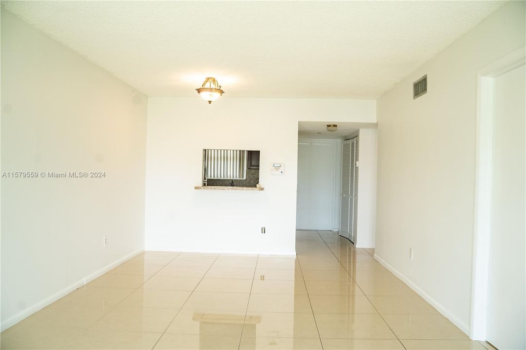 For Rent: $1,700 (2 beds, 1 baths, 900 Square Feet)
