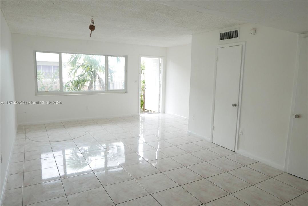 For Rent: $2,100 (2 beds, 1 baths, 1085 Square Feet)