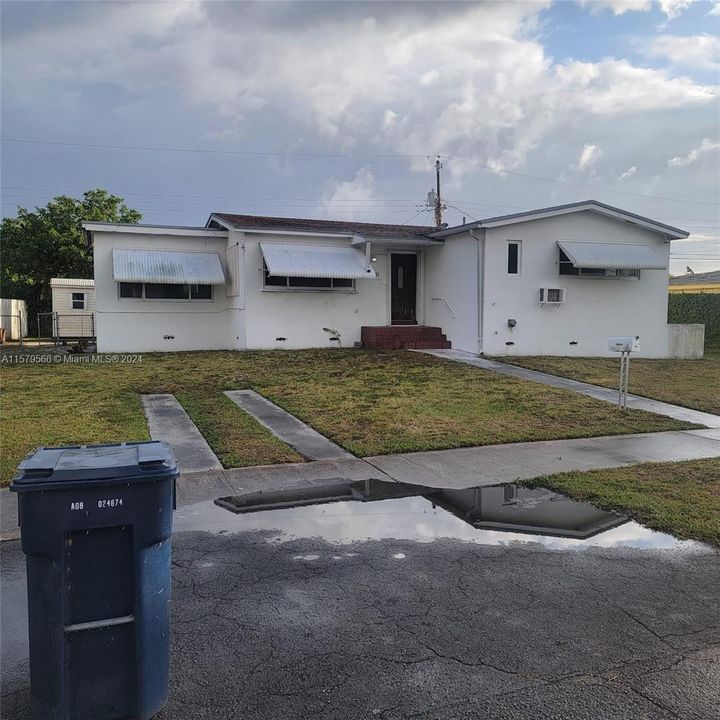 For Sale: $595,000 (3 beds, 2 baths, 1215 Square Feet)