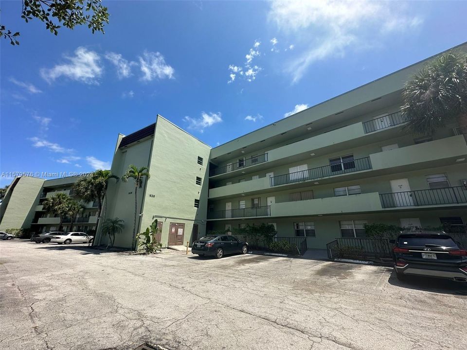 Active With Contract: $1,500 (1 beds, 1 baths, 797 Square Feet)