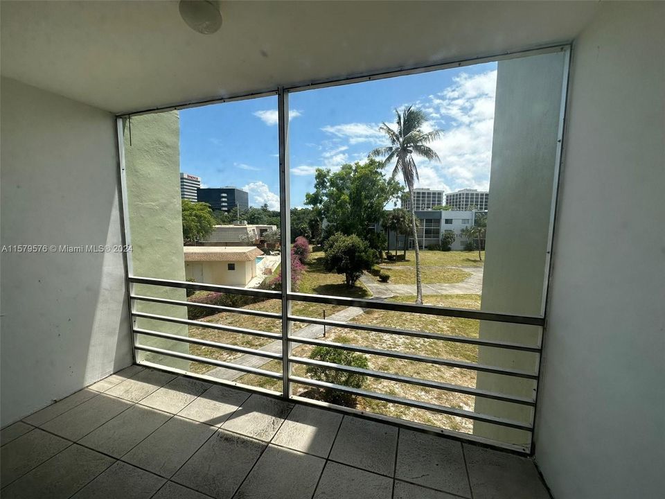 Active With Contract: $1,500 (1 beds, 1 baths, 797 Square Feet)