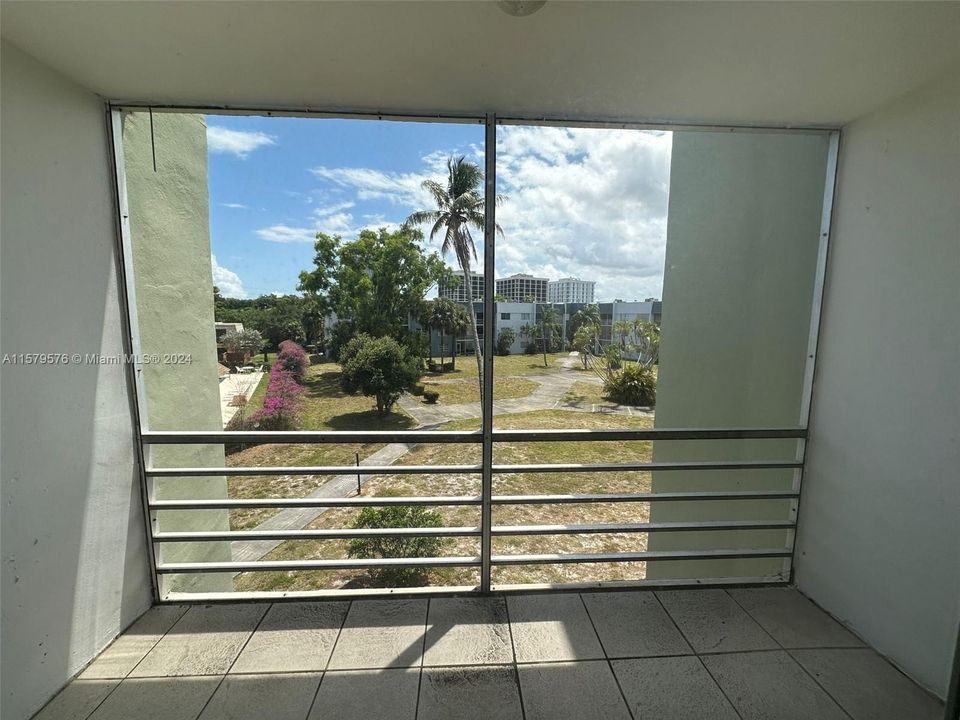 Active With Contract: $1,500 (1 beds, 1 baths, 797 Square Feet)