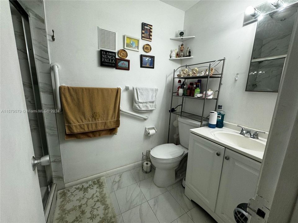 Active With Contract: $210,000 (1 beds, 1 baths, 903 Square Feet)
