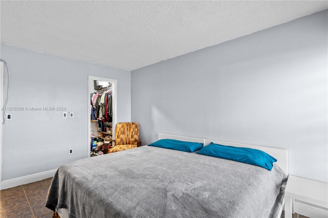 For Sale: $269,000 (1 beds, 1 baths, 838 Square Feet)
