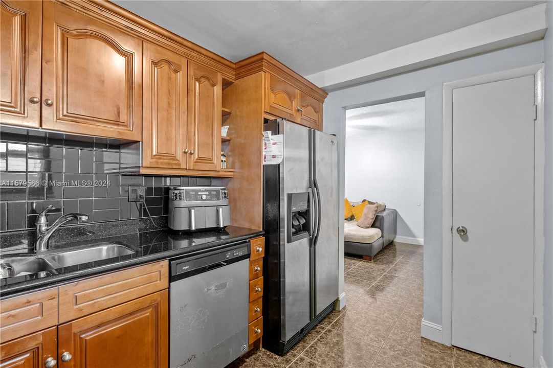 For Sale: $275,000 (1 beds, 1 baths, 838 Square Feet)