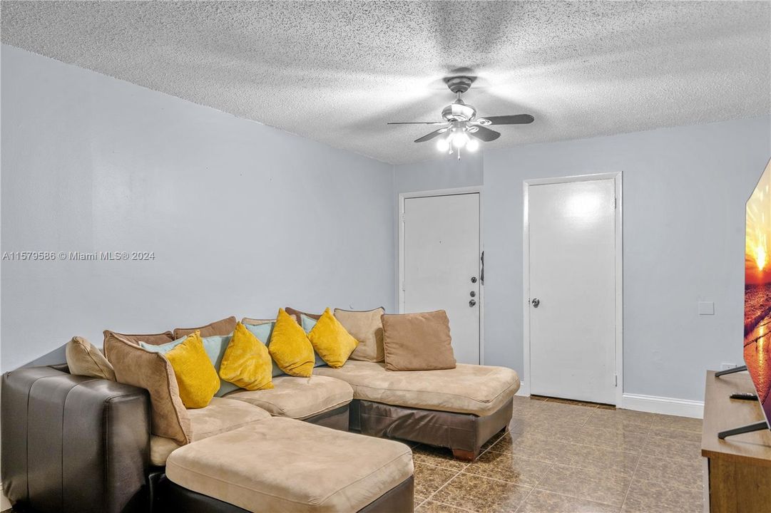 For Sale: $275,000 (1 beds, 1 baths, 838 Square Feet)