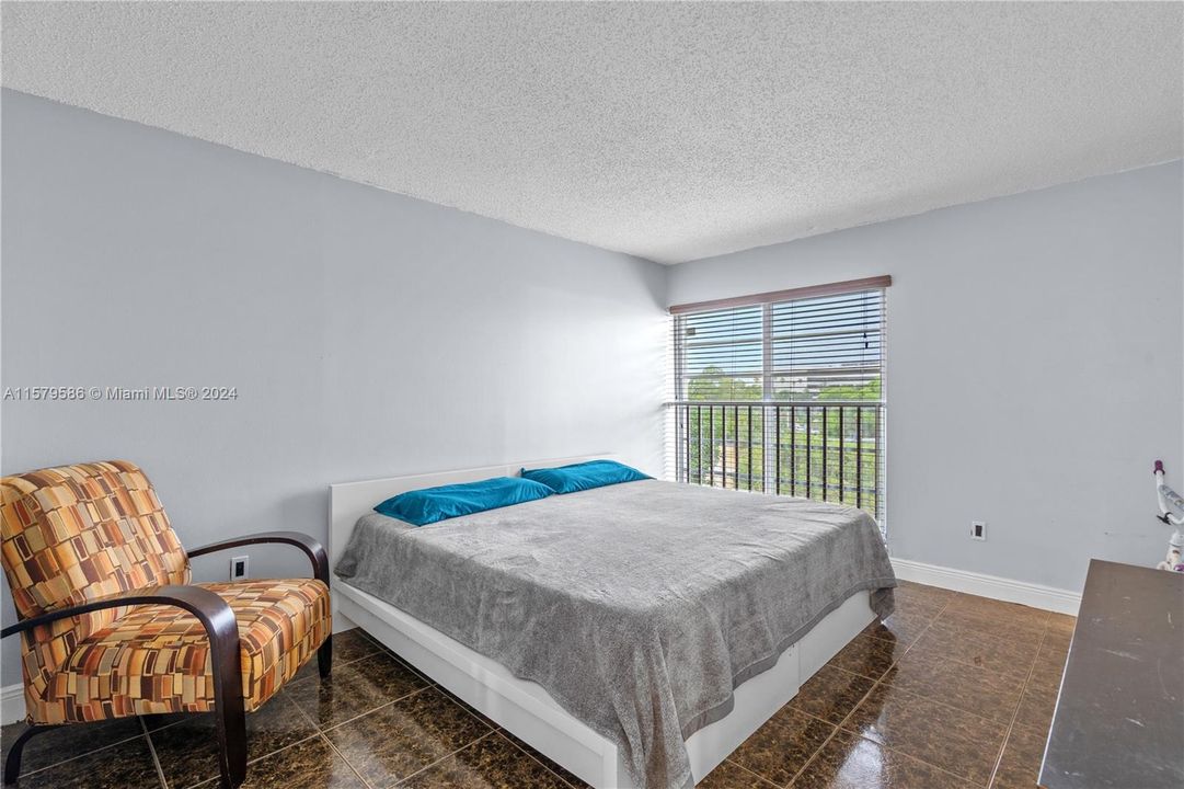 For Sale: $269,000 (1 beds, 1 baths, 838 Square Feet)
