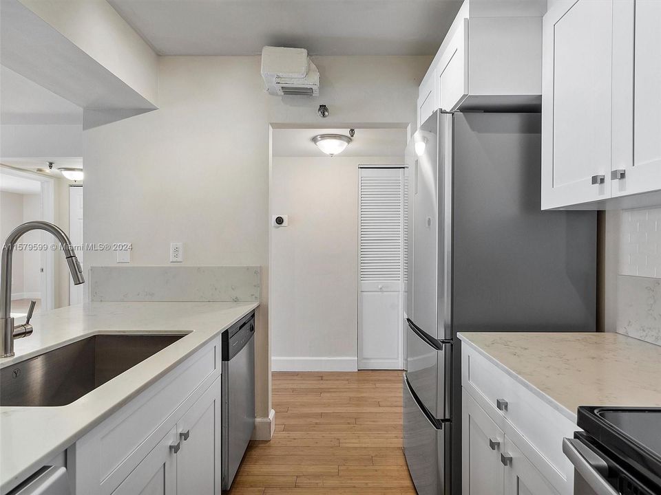 For Sale: $345,000 (1 beds, 1 baths, 689 Square Feet)