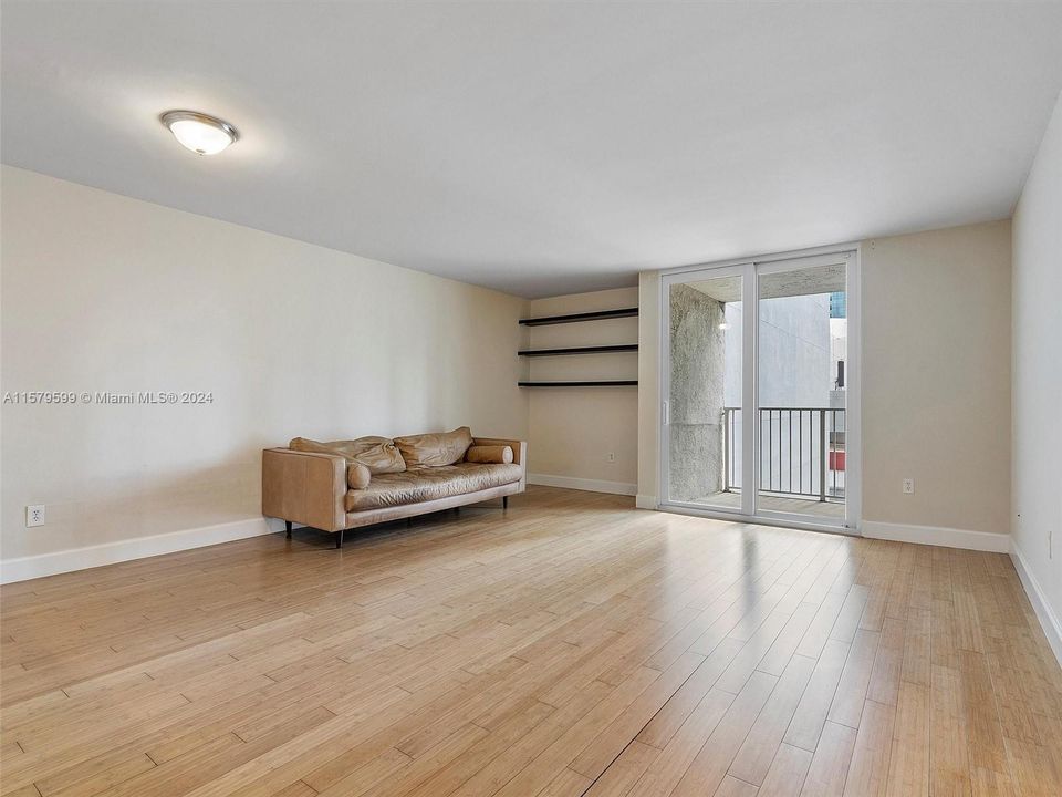 For Sale: $345,000 (1 beds, 1 baths, 689 Square Feet)