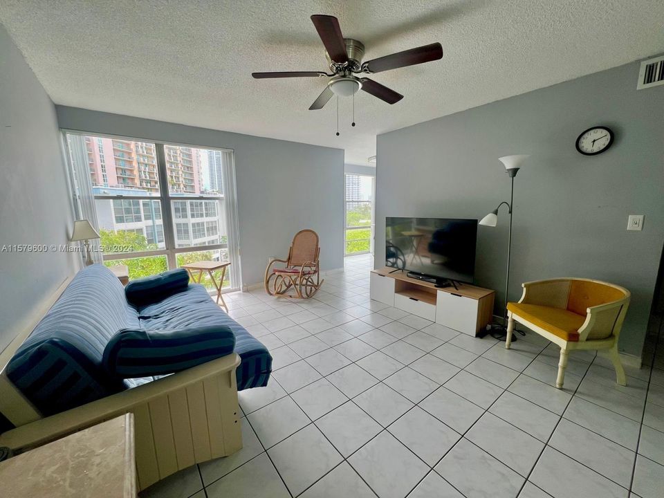 For Rent: $2,000 (1 beds, 1 baths, 616 Square Feet)