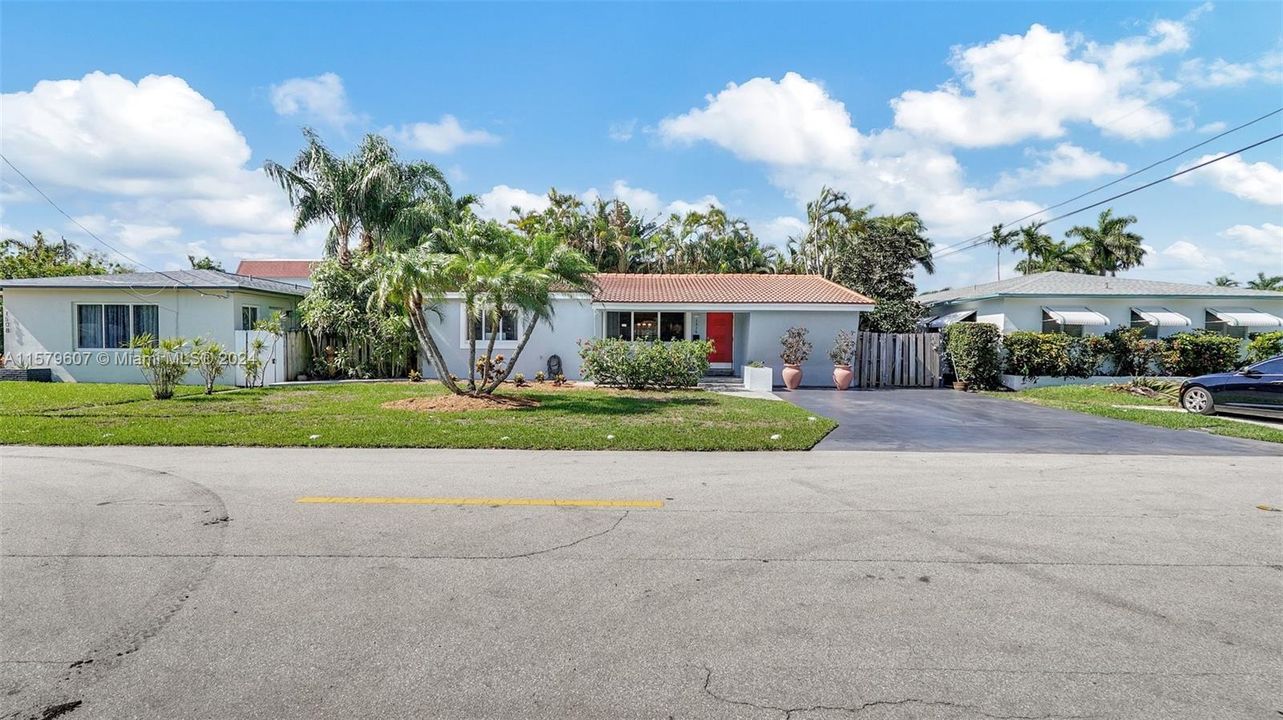 For Sale: $679,000 (3 beds, 2 baths, 1285 Square Feet)