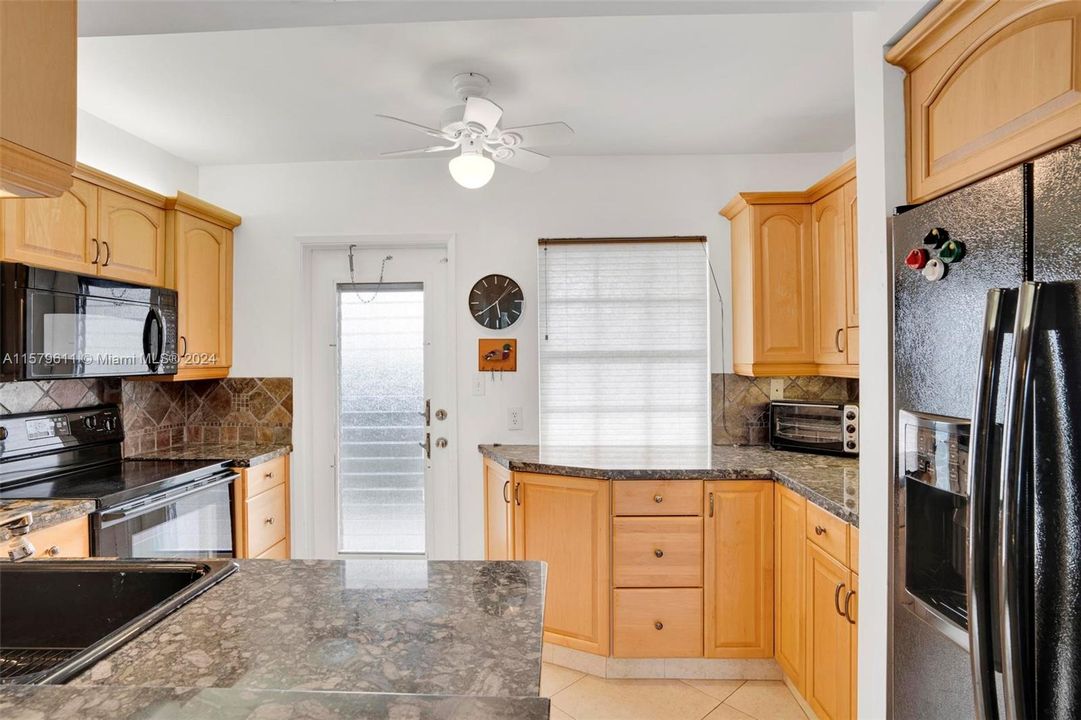 For Sale: $274,900 (2 beds, 2 baths, 1100 Square Feet)
