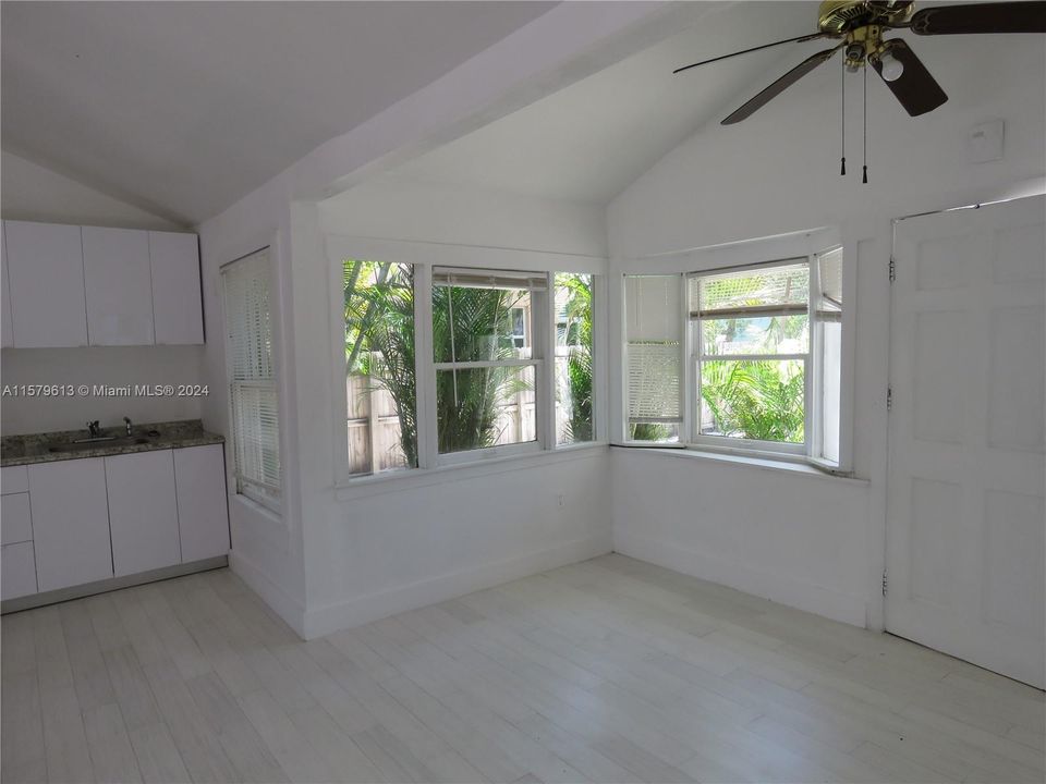 Recently Rented: $2,400 (2 beds, 1 baths, 1898 Square Feet)